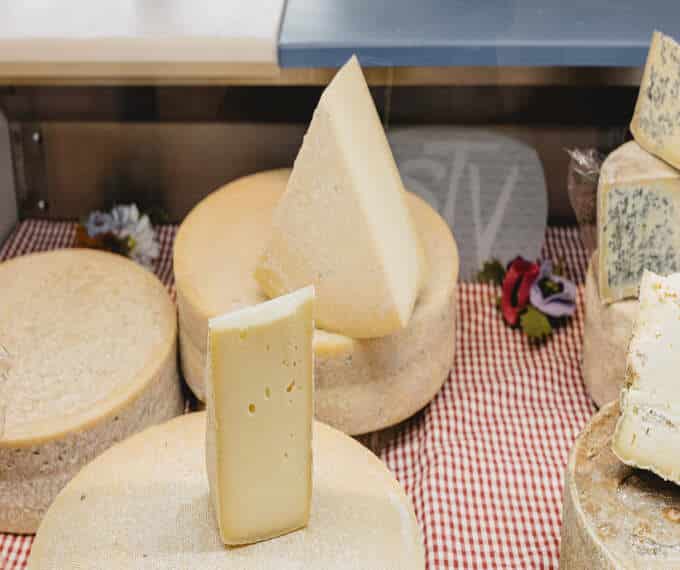 tagliere di formaggi per pasqua